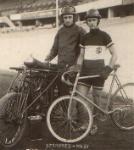 Mit B.Szekeres senior hat unsere Tradition 1928 angefangen. Sein Opel-Steher-Fahrrad ist restauriert und befindet sich in Familienbesitz.